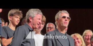 Venezia 83, trionfo per il doc sugli Oasis. E Liam Gallagher scherza con una fan con t-shirt dei