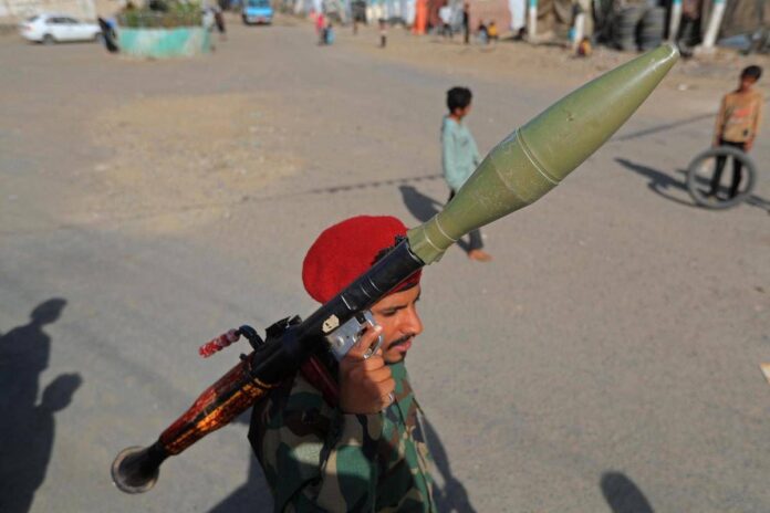 Yemen, gli Houthi conquistano Mayyun e attaccano base in Arabia Saudita: alta tensione nel Mar Rosso