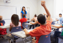 Abbandono scolastico, Italia all’8,2% ma nelle grandi città restano forti divari Abbandono scolastico in Italia, studenti durante una lezione