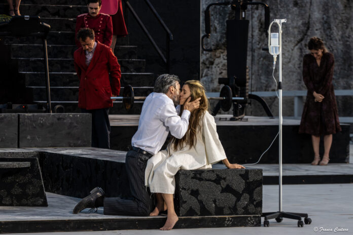 Alcesti di Euripide all’Estate Teatrale Veronese Alcesti a Verona con Deniz Özdoğan e Aldo Ottobrino