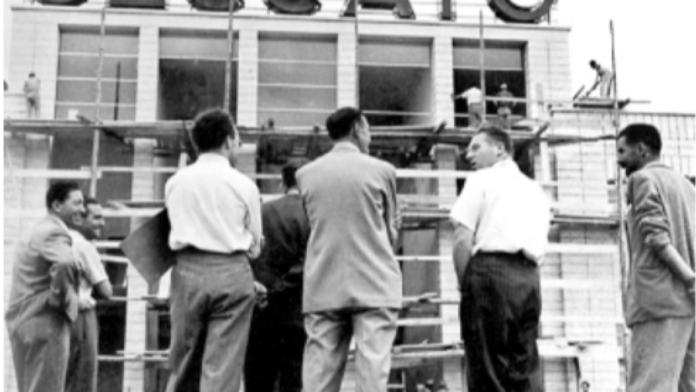 Pietro Ceccato davanti allo stabilimento di Alte nel 1952 Mostra Alte Ceccato, Pietro Ceccato davanti allo stabilimento nel 1952