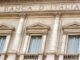 Fitch conferma il rating dell’Italia a BBB+: outlook stabile, deficit al 2,9% e debito alto Rating dell’Italia, facciata della Banca d’Italia