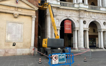 Basilica Palladiana, lavori antipiccione da 90 mila euro per proteggere il monumento Lavori antipiccione in Basilica Palladiana con piattaforma elevatrice
