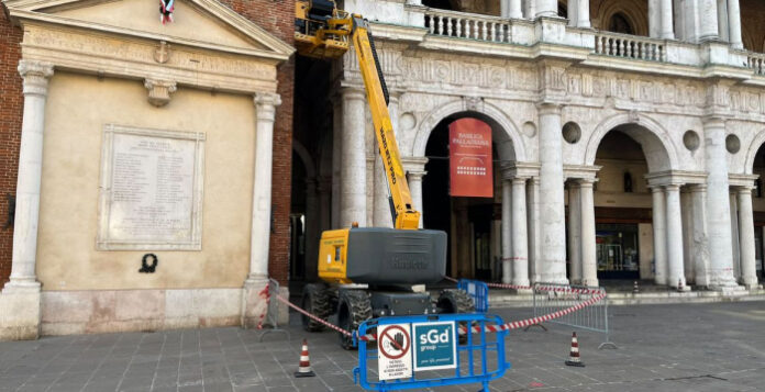 Lavori antipiccione alla Basilica Palladiana Lavori antipiccione in Basilica Palladiana con piattaforma elevatrice
