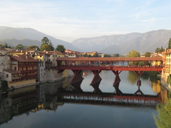 Bassano del Grappa e il Ponte Vecchio Futuro Nazionale a Bassano, panorama del Ponte Vecchio
