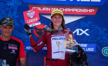 Bibione Sand Storm nel ricordo di Massimo Zamparo: 170 piloti per il mondiale sulla spiaggia Bibione Sand Storm 2026, la pilota Kiara Fontanesi premiata durante una gara motociclistica