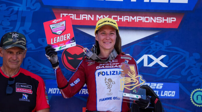Bibione Sand Storm nel ricordo di Massimo Zamparo: 170 piloti per il mondiale sulla spiaggia Bibione Sand Storm 2026, la pilota Kiara Fontanesi premiata durante una gara motociclistica