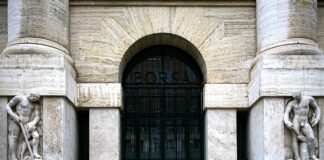 Euronext Growth Milan, 14 società venete valgono complessivamente 1,7 miliardi di euro Società venete quotate, ingresso di Palazzo Mezzanotte sede della Borsa Italiana
