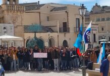 CallMat Matera, 350 licenziamenti: sindacati chiedono interventi urgenti alle istituzioni Licenziamenti CallMat, lavoratori in presidio a Matera