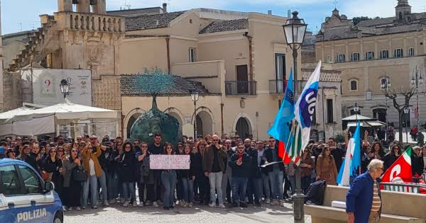 Lavoratori CallMat in presidio a Matera Licenziamenti CallMat, lavoratori in presidio a Matera