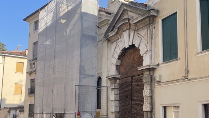 Restauro chiesa Santa Lucia Thiene, il cantiere sulla facciata
