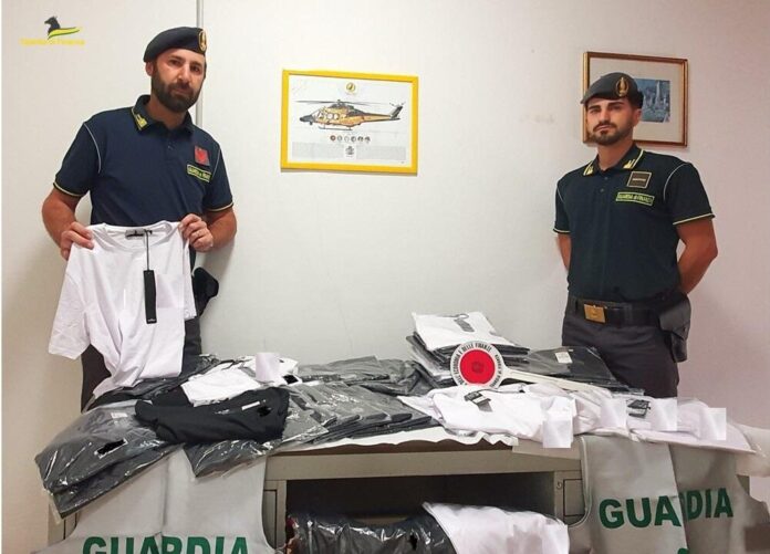 Guardia di Finanza contro la contraffazione Filiera del falso a Cremona, controlli della Guardia di Finanza