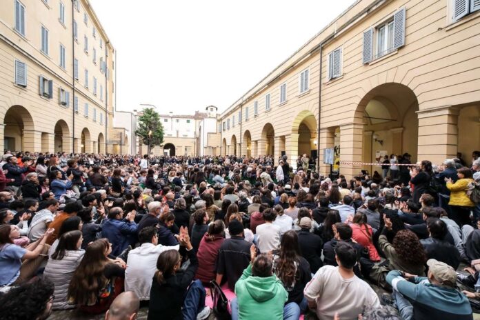 Pubblico a un festival culturale, immagine di repertorio Festa del Racconto 2026, pubblico a un festival culturale