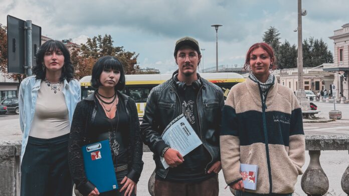 Studenti al tavolo con Dolomitibus a Belluno Trasporto studenti a Belluno, rappresentanti della Rete Studenti Medi