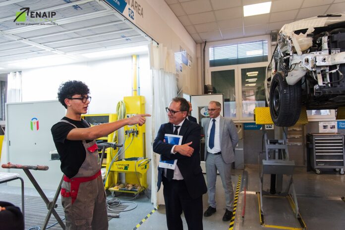 Studente in un laboratorio Enaip Veneto Formazione professionale in Veneto, laboratorio Enaip