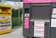 Rifiuti tessili a Bassano, Etra avvia Texclim con un nuovo container intelligente Rifiuti tessili a Bassano, vecchio contenitore e nuovo press container Texclim
