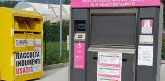 Rifiuti tessili a Bassano, Etra avvia Texclim con un nuovo container intelligente Rifiuti tessili a Bassano, vecchio contenitore e nuovo press container Texclim