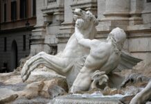 Gioco delle tre campanelle alla Fontana di Trevi, 14 denunciati: sequestrati 650 euro Gioco delle tre campanelle alla Fontana di Trevi