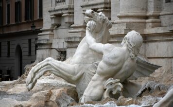 Gioco delle tre campanelle alla Fontana di Trevi, 14 denunciati: sequestrati 650 euro Gioco delle tre campanelle alla Fontana di Trevi