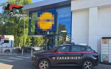 Vicenza, tentata rapina in supermercato: arrestato un uomo dopo la colluttazione tentata rapina