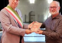 Da Nuova Zelanda a Schio per donare il libro sul padre Bill, partigiano nel Vicentino Bill Duignan partigiano nel Vicentino, la consegna del libro a Schio