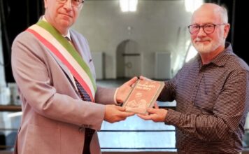 Da Nuova Zelanda a Schio per donare il libro sul padre Bill, partigiano nel Vicentino Bill Duignan partigiano nel Vicentino, la consegna del libro a Schio