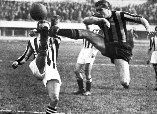Giuseppe Meazza durante il Derby d'Italia Libro su Giuseppe Meazza, il campione in azione durante il Derby d'Italia