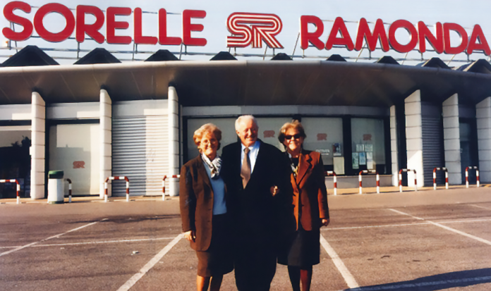 Giuseppe Ramonda con le sorelle davanti allo storico negozio Giuseppe Ramonda con le sorelle davanti al negozio