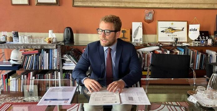 Giacomo Possamai durante una conferenza sul caso Gps Credito Gps del Comune, il sindaco Giacomo Possamai