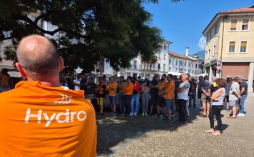 Hydro Feltre, la Fiom sull’accordo: «Salvi 36 posti, ma restano lavoratori nell’incertezza» Accordo Hydro Feltre secondo la Fiom, lavoratori riuniti