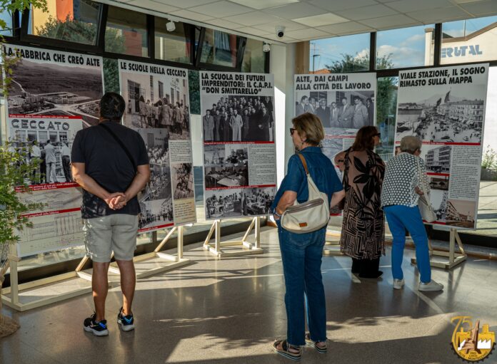 Mostra Alte Ceccato, visitatori davanti ai pannelli storici
