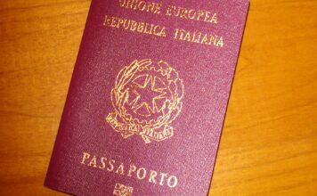 Fuga dei laureati italiani, oltre 300 mila partenze in dieci anni: il costo per il Paese Fuga dei laureati italiani, passaporto su un tavolo