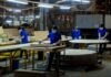 Contratto legno-arredo rinnovato: aumenti in tre tranche e osservatorio sul lavoro Contratto legno-arredo, lavoratori in una fabbrica del legno