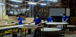 Contratto legno-arredo rinnovato: aumenti in tre tranche e osservatorio sul lavoro Contratto legno-arredo, lavoratori in una fabbrica del legno