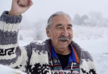 Leonard Peltier compie 82 anni, Giorgio Langella unisce la sua lotta a quella di Barghouti Leonard Peltier compie 82 anni nella sua casa in Nord Dakota