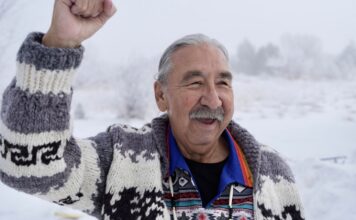 Leonard Peltier ha compiuto 82 anni, Giorgio Langella unisce la sua lotta a quella di Barghouti Leonard Peltier compie 82 anni nella sua casa in Nord Dakota