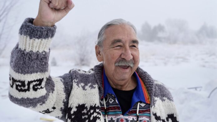 Leonard Peltier nel giorno del suo ottantaduesimo compleanno Leonard Peltier compie 82 anni nella sua casa in Nord Dakota