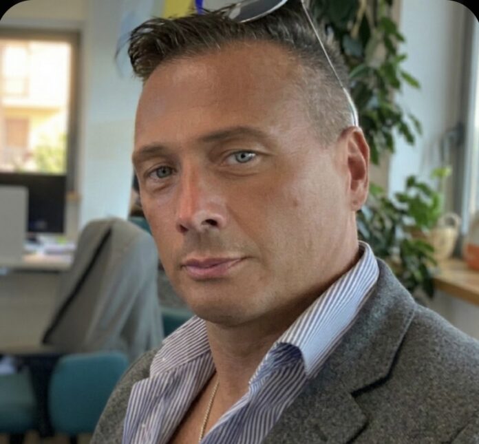 Contatti scolastici dei genitori, Luca Valentini