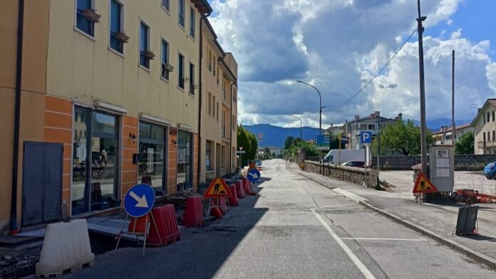 Lavori in via Pasubio a Marano Vicentino per pista ciclabile e marciapiedi
