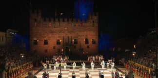 Partita a Scacchi di Marostica sold out: 14 mila spettatori e nuova colonna sonora Partita a Scacchi Marostica 2026 nella piazza-scacchiera