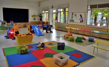 Scuola dell’infanzia, meno dell’1% dei docenti è uomo: appello per una vera parità educativa Scuola dell'infanzia di Montorso, aula con giochi e materiali educativi