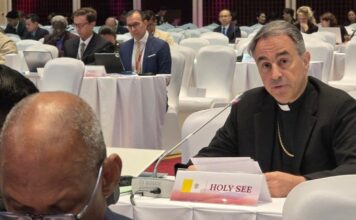 Munizioni a grappolo, la Santa Sede agli Stati: il disarmo non è segno di debolezza Munizioni a grappolo, Ettore Balestrero alla conferenza in Laos