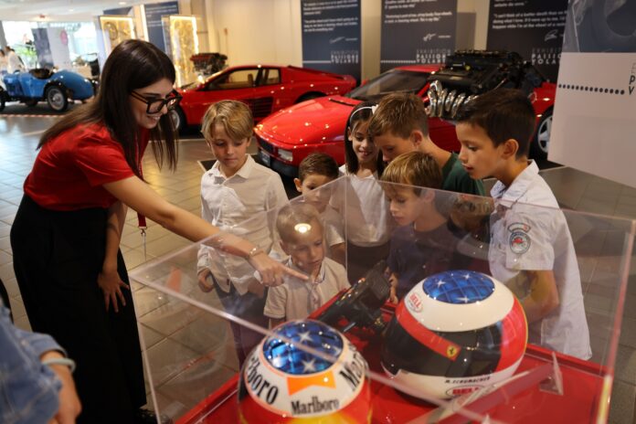 Giovane esploratore al Museo Nicolis durante la visita