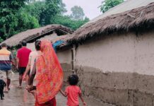 Alluvione in Nepal, cresce il trauma psicologico tra i bambini sopravvissuti e sfollati Alluvione in Nepal, una famiglia con bambini nell’area colpita