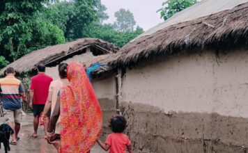 Alluvione in Nepal, cresce il trauma psicologico tra i bambini sopravvissuti e sfollati Alluvione in Nepal, una famiglia con bambini nell’area colpita