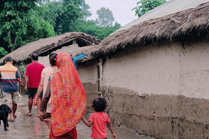 Famiglie colpite dall’alluvione in Nepal Alluvione in Nepal, una famiglia con bambini nell’area colpita