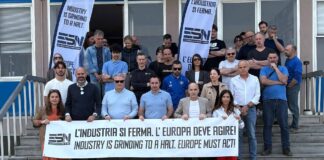 Orange1 da Montebello a Bruxelles con ESN: camion in piazza per difendere la manifattura Orange1 a Bruxelles, lavoratori ESN per l’industria europea