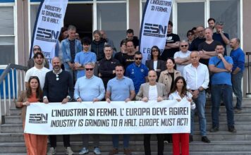 Orange1 da Montebello a Bruxelles con ESN: camion in piazza per difendere la manifattura Orange1 a Bruxelles, lavoratori ESN per l’industria europea