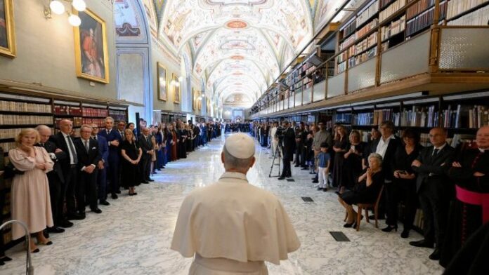 Papa Leone XIV nella Biblioteca Apostolica Vaticana Biblioteca Vaticana, Papa Leone XIV incontra il personale