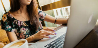 Parità on Board riparte a Creazzo: formazione gratuita per lavoro e impresa femminile Parità on Board, donna al computer durante la formazione